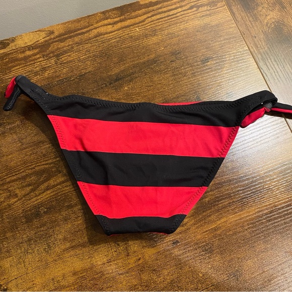 Point conception bikini black & raspberry
Top used once new bottoms never used - Picture 3 of 11